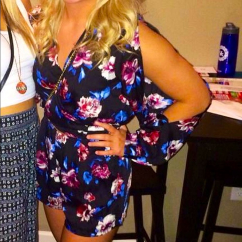 Floral romper with open sleeves